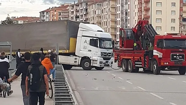 Yanlış yola giren tır trafiği kilitledi