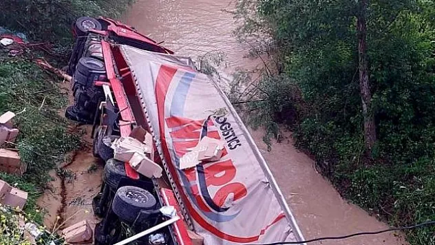 Samsun'da tır çaya devrildi: 2 yaralı