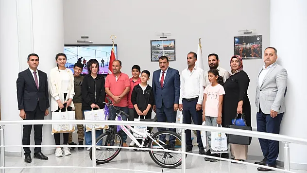 Cumhurbaşkanı Erdoğan'ın söz verdiği hediyeleri ulaştırdı