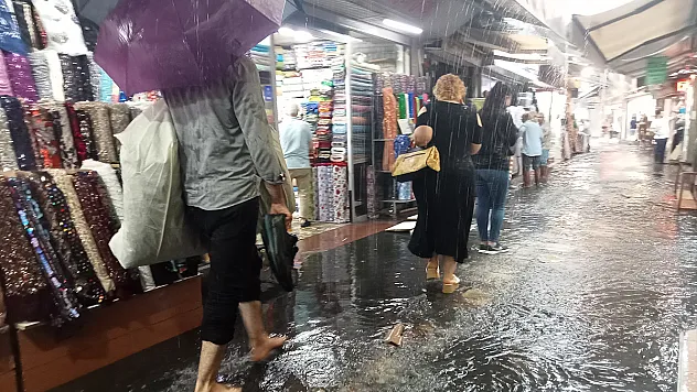 İzmir'de Tarihi Kemeraltı Çarşı'nı su basarken, yollar göle döndü