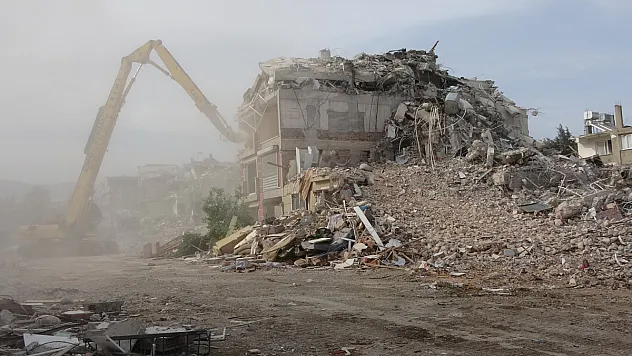 Depremin vurduğu Hatay'da ağır hasarlı binalar yıkılıyor