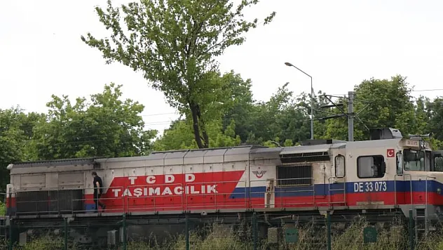 Yük treninin çarptığı yaşlı adam ağır yaralandı