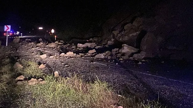 Vezirköprü-Durağan kara yolu, kaya düşmesi sonucu trafiğe kapatıldı