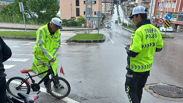 Bisiklet otomobile çarptı