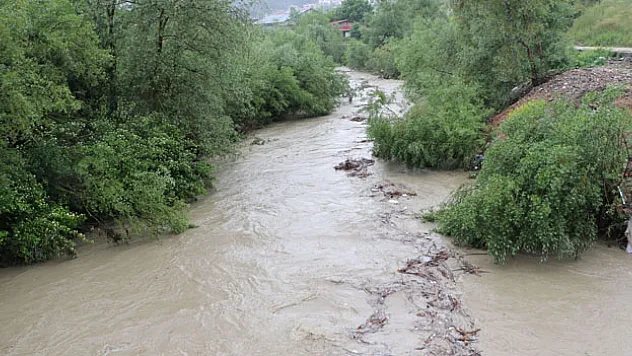 Samsun'un Bafra ilçesinde sel dolayısıyla grup yolunda ulaşım sağlanamıyor