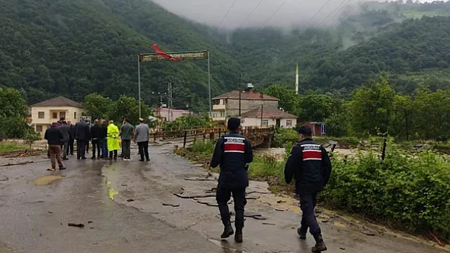 Bafra'da dereler taştı, 13 evi su bastı