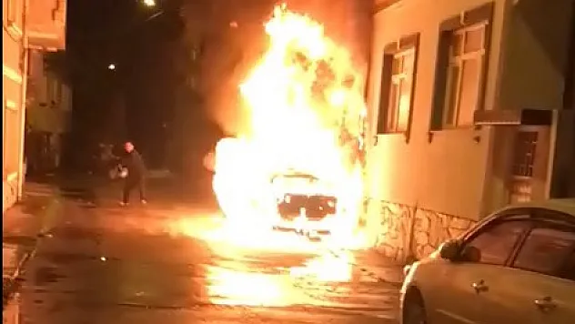 Bafra'da otomobil kundaklandı