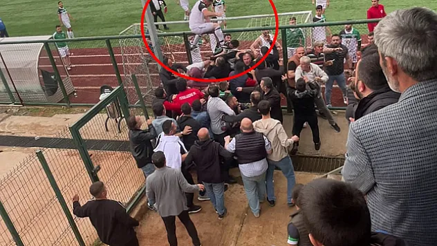 Tellere çıkan futbolcu, çivili kramponla taraftara böyle tekme attı