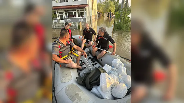 Samsun'da AFAD ile Türk Kızılay evlerinin etrafını su basan vatandaşlara erzak dağıttı
