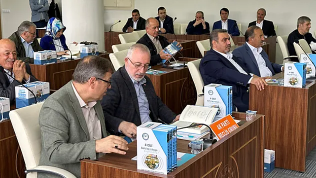 Bafra Sempozyumu bildiri kitabı Belediye Meclisi üyelerine hediye edildi