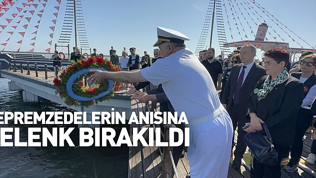 Samsun'da depremzedelerin anısına denize çelenk bırakıldı