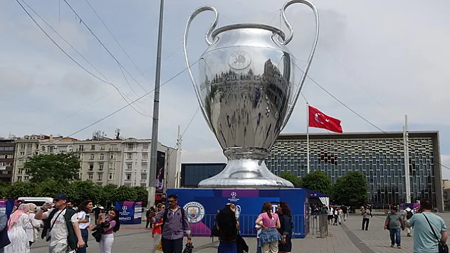 Taksim Meydanı'na getirilen dev UEFA Şampiyonlar Ligi kupası maketine yoğun ilgi