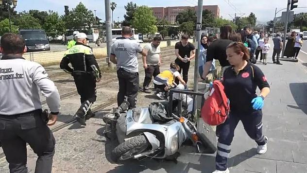 Raylardan geçen motosiklete tramvay çarptı: 1 yaralı