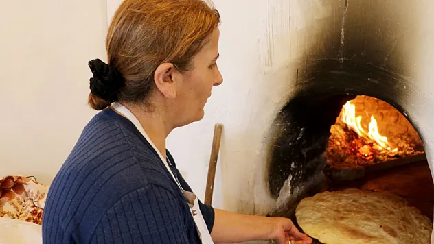 Elinin hamuruyla erkeklere taş çıkartıyor