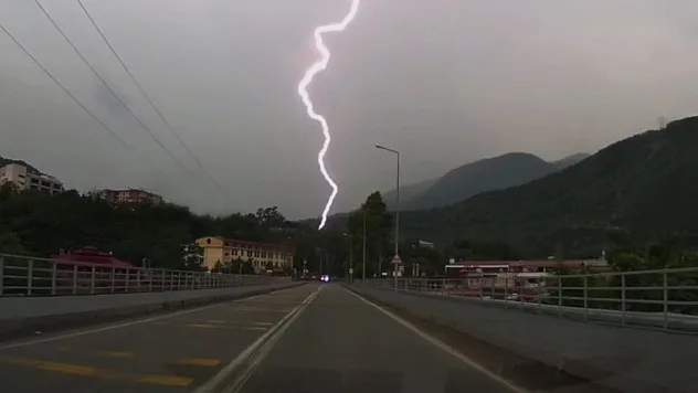 Artvin'de yıldırım düşme anı araç kamerasına yansıdı