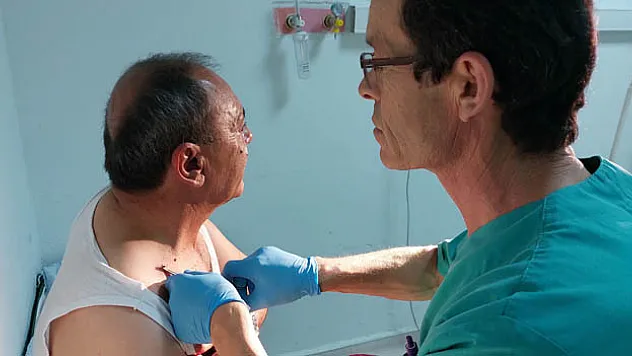 Boynuna tutunan kene hastanede çıkartıldı