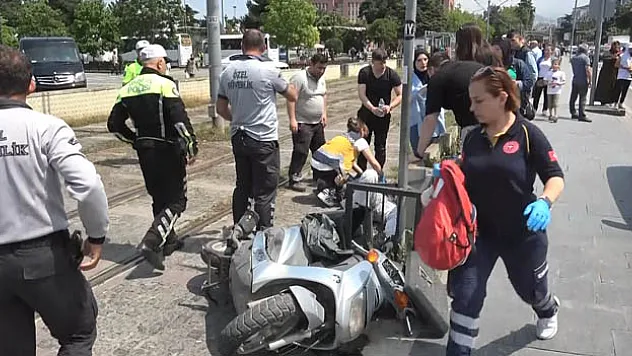 Raylardan geçen motosiklete tramvay çarptı: 1 yaralı