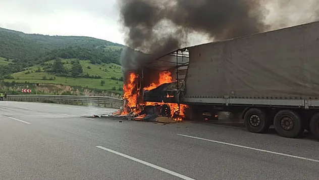 Gürcistan'a arpa taşıyan tır Samsun'da alev alev yandı