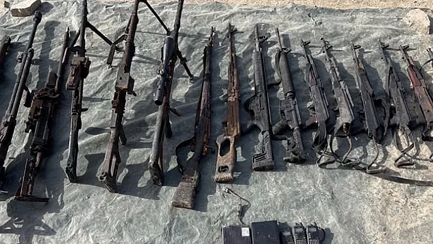 Teröristlerin teslim olduğu mağarada çok sayıda silah ve mühimmat ele geçirildi