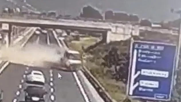 Damperi açık kalan kamyon üst geçide takıldı, karşı şeride geçip şarampole uçtu