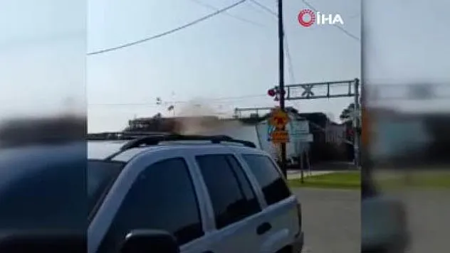 Yük treni hemzemin geçitteki kamyonu biçti