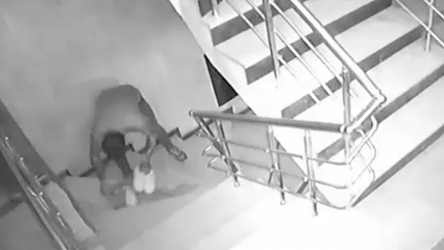 Seçerek çaldığı ayakkabıyı hırkasına sararak apartmandan çıkarttı