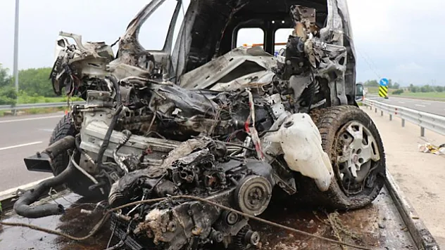 KMO'da korkutan kaza: Araç bariyerlere çarparak alev aldı