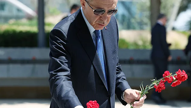 Cumhurbaşkanı Erdoğan, Bakü'de şehitliği ziyaret etti