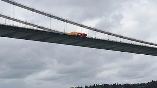 Şampiyon Galatasaray'ın bayrakları İstanbul Boğazı'nda dalgalanıyor