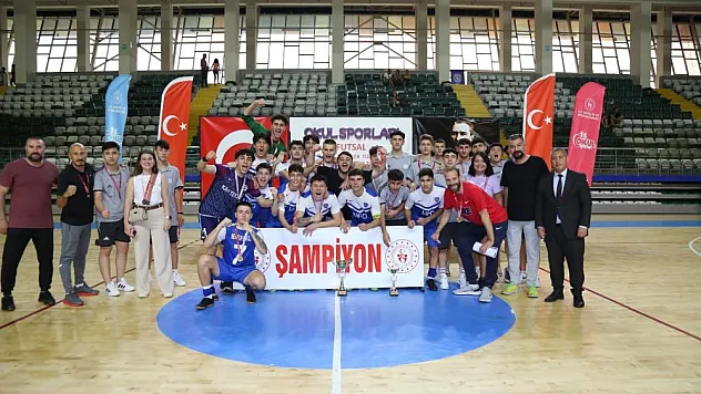 Şampiyon sporcular kupalarına kavuştu