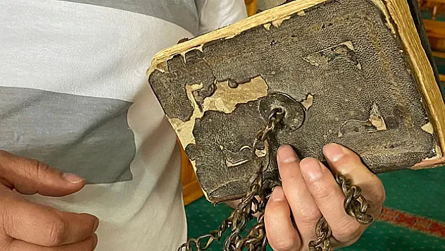 300 yıldır muhafaza edilen Kur'an-ı Kerim'in kapağındaki zincirler dikkat çekiyor