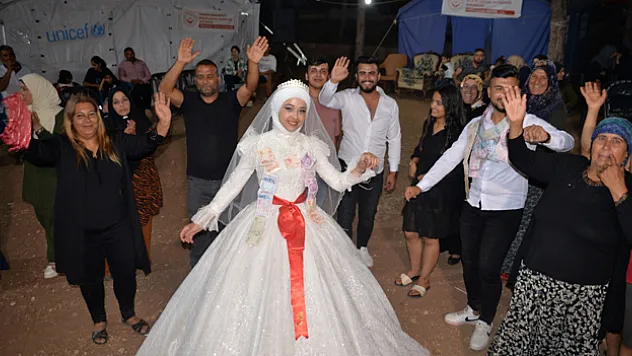 Depremzede çift, aşklarının başladığı çadır kentte evlendi