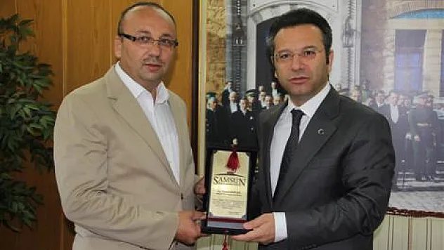 Aksoy'dan teşekkür plaketi