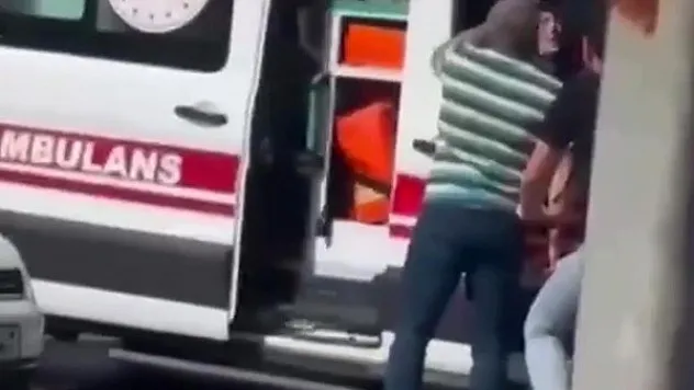 Tuzla'da yol vermeyip ambulansı durdurdu, 'hasta mı var' diye sordu