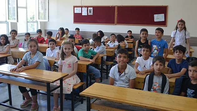 Depremde bin 962 öğrencisini kaybeden Kahramanmaraş'ta buruk karne heyecanı