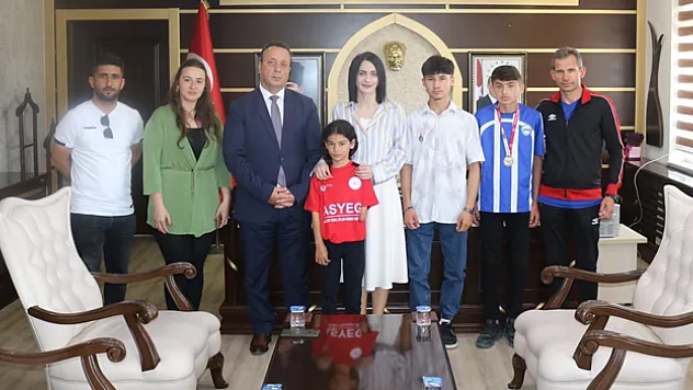 Asarcık'ta başarılı sporcular ödüllendirildi
