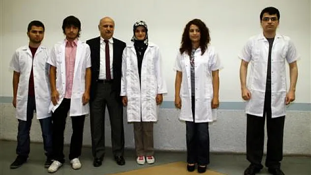 Doktor adayları önlükleri giydi