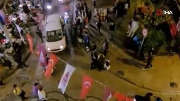 Galata'da 'pes' dedirten görüntüler: Ortalığı dumana boğup askeri havaya fırlattılar