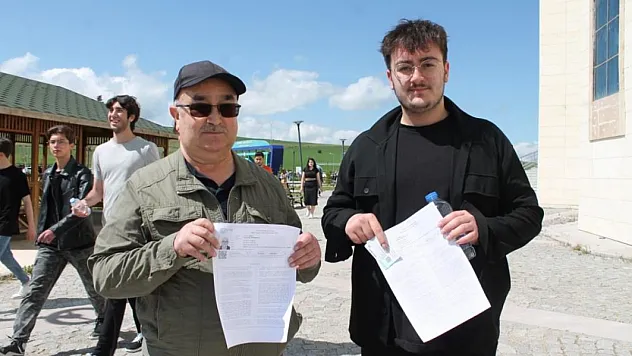 'Rakibim yok' diyen 62 yaşındaki baba 19 yaşındaki oğluyla birlikte sınava girdi