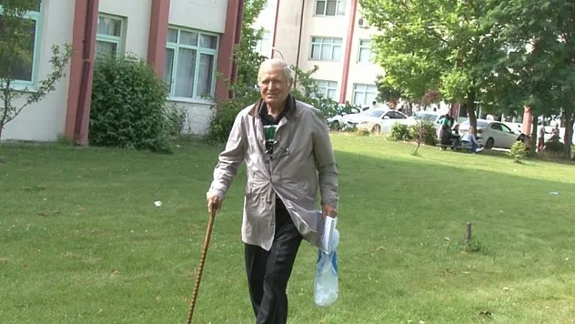 Elinde bastonuyla üniversite sınavına girdi