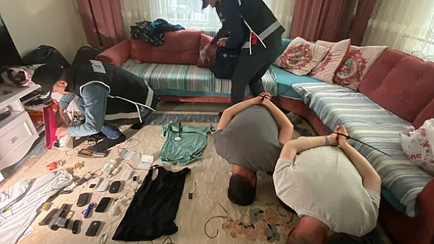 Düzenek kurup ehliyet sınavlarında kopya çeken şebekeye yönelik Ankara merkezli 29 ilde eş zamanlı operasyon