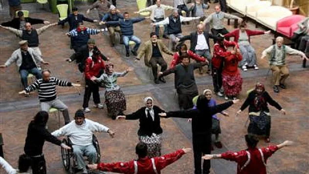 Huzur evinde kalan yaşlılar aerobik yapıyor