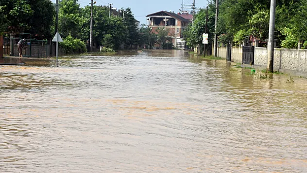 Sağanağın vurduğu o ilçe su altında: Selde mahsur kalan 9 kişi kurtarıldı