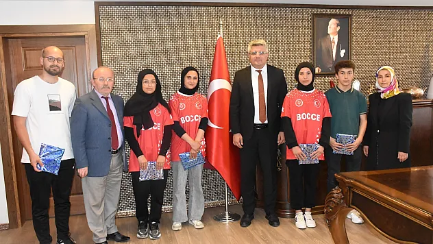 Alaçamlı başarılı sporculardan İl Milli Eğitim Müdürü Murat Ağar'a ziyaret
