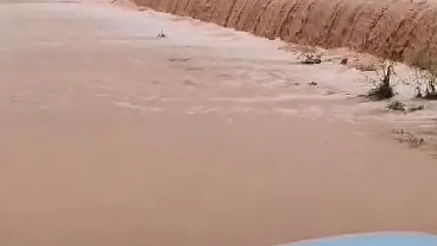 Sağanak sele neden oldu, okul bahçesi şelaleye döndü