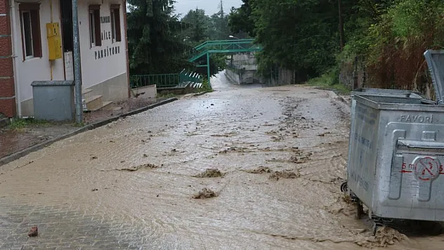 Samsun'da sağanak taşkın ve su baskınlarına neden oldu