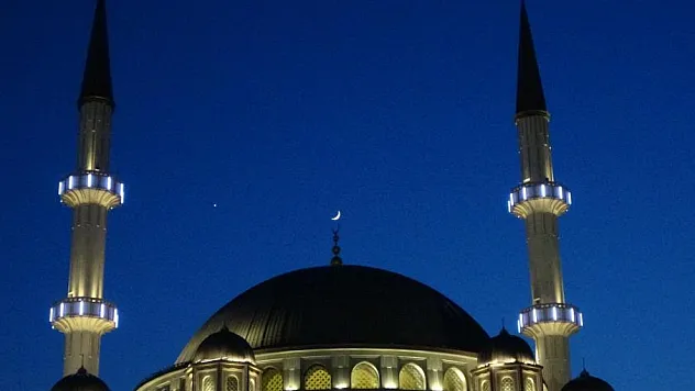 Ay ile yıldızın gökyüzünde buluşması Taksim'de böyle görüntülendi