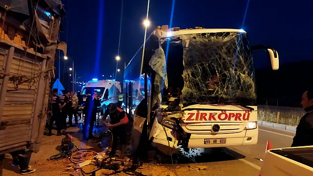 Yolcu otobüsü tuğla yüklü tıra çarptı:1 ölü, 9 yaralı