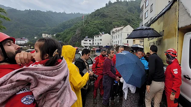 Giresun'un Duroğlu Beldesi'nde evlerin mahsur kalan vatandaşlar tek tek kurtarılıyor