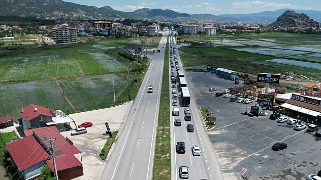 D100 kara yolunun Çorum'un Osmancık ilçesindeki bölümlerinde bayram yoğunluğu